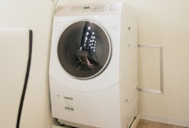 ドラム式の洗濯乾燥機です。洗濯洗剤はご用意してあります。乾燥機は温度が冷めるまで扉が開きませんのでご注意下さい！

